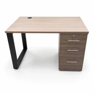 Escritorio moderno con superficie en madera clara, cajonera lateral en tono nogal y pata metálica negra.
