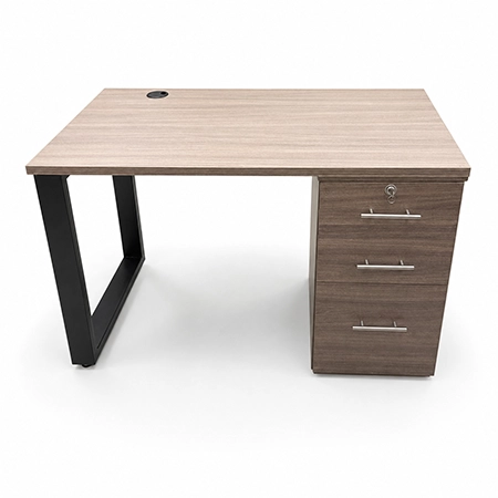 Escritorio moderno con superficie en madera clara, cajonera lateral en tono nogal y pata metálica negra.