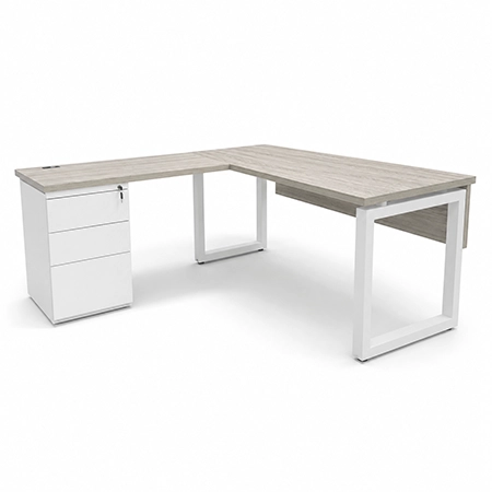 Escritorio Ponce en L con cubierta de madera clara, estructura blanca y cajonera lateral sobre fondo blanco.