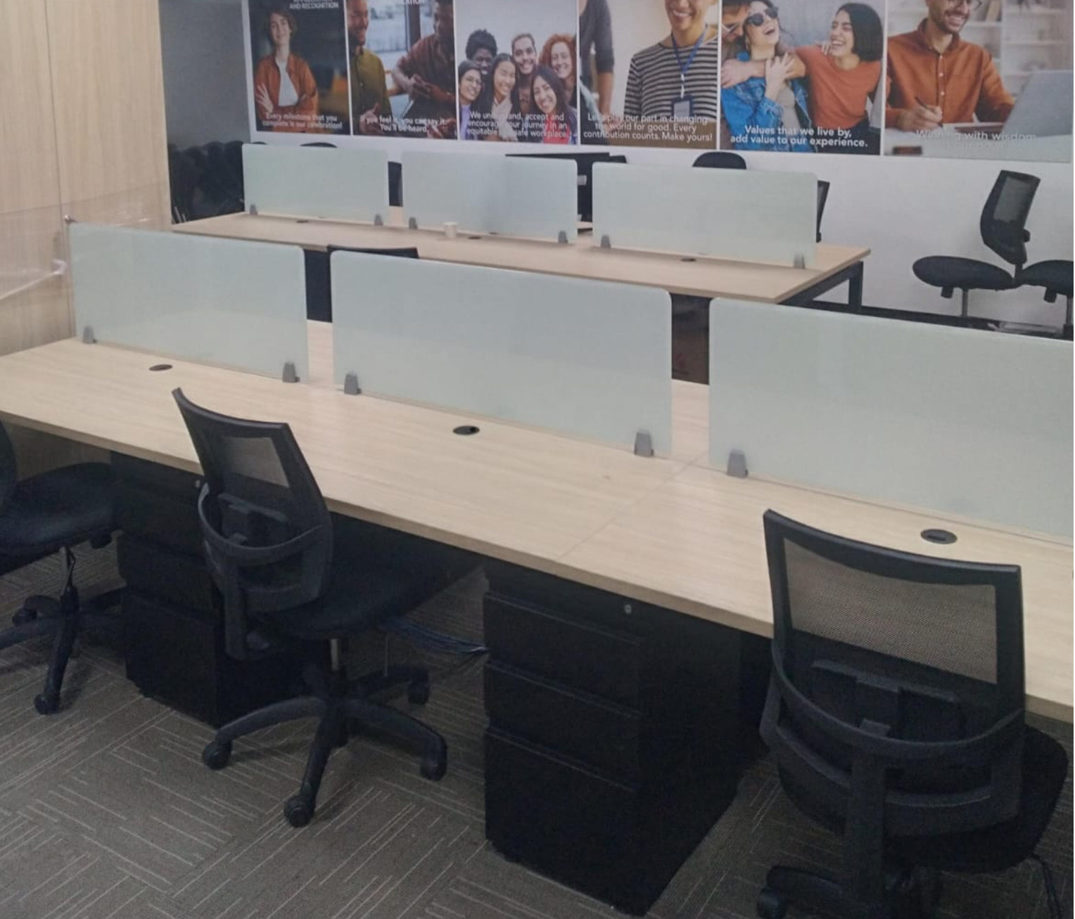 Isla Recta de 6 Puestos con Archivador y Pantalla de Cristal Frontal