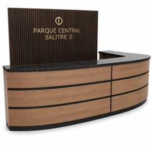 Recepción curva en madera con cubierta negra elegante para espacios corporativos