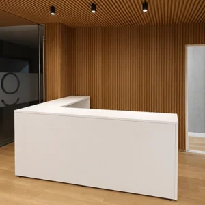 Recepción blanca minimalista con fondo decorativo en madera para oficina moderna