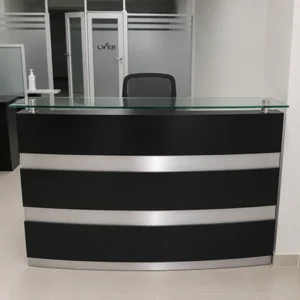 Recepción curva negra con detalles metálicos y vidrio para espacios corporativos