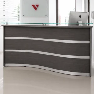Recepción curva moderna en tonos oscuros con líneas decorativas horizontales