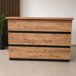 Recepción moderna en madera con líneas horizontales y diseño corporativo elegante