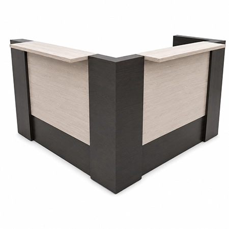 Recepción en L con diseño ejecutivo en madera clara y estructura oscura