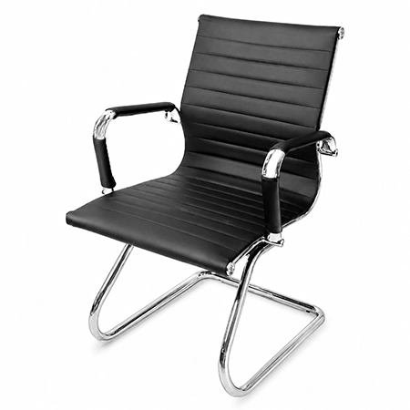 Silla visitante negra con asiento y respaldo ribeteado, brazos acolchados y estructura cromada sobre fondo blanco.