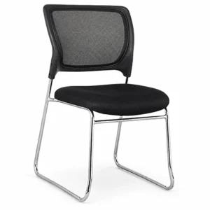 Silla visitante negra con espaldar en malla, asiento acolchado y estructura cromada sobre fondo blanco.