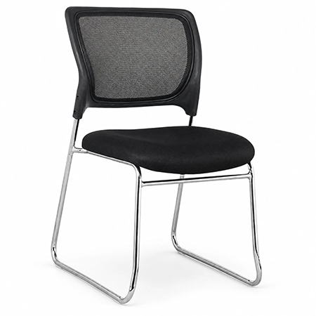 Silla visitante negra con espaldar en malla, asiento acolchado y estructura cromada sobre fondo blanco.
