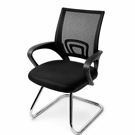 Silla visitante negra con espaldar en malla, asiento acolchado, brazos curvos y base cromada sobre fondo blanco