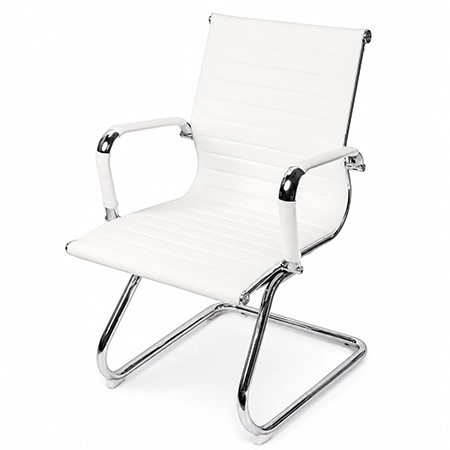 Silla visitante blanca con asiento y respaldo acolchados, brazos tapizados y base cromada sobre fondo blanco.