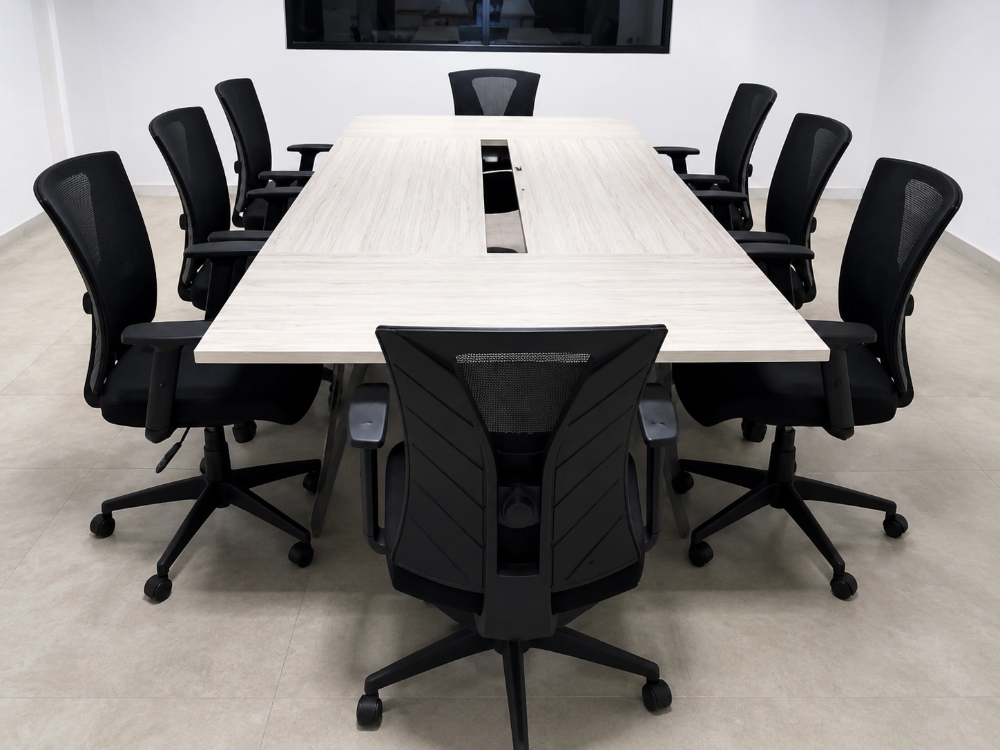 Sala de juntas equipada con sillas ergonómicas negras y mesa corporativa - Muebles DyEG