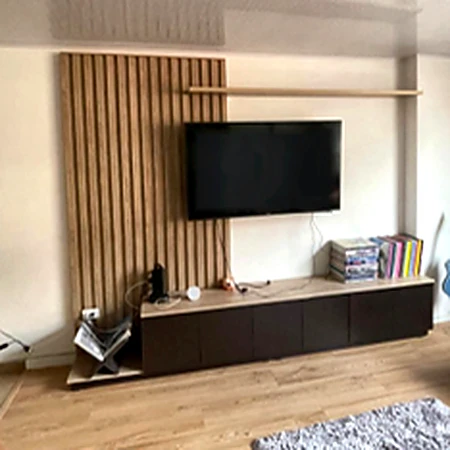 Centro de entretenimiento con panel de listones de madera y gabinete inferior oscuro, de Muebles Dyeg.