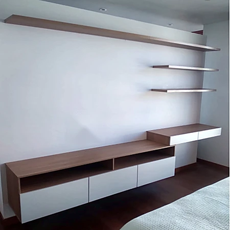 Centro de entretenimiento con repisas de madera, gabinete bajo blanco y superficie de apoyo, de Muebles Dyeg.