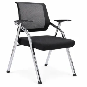 Silla Bristol con asiento negro, respaldo en malla y cuatro patas cromadas.